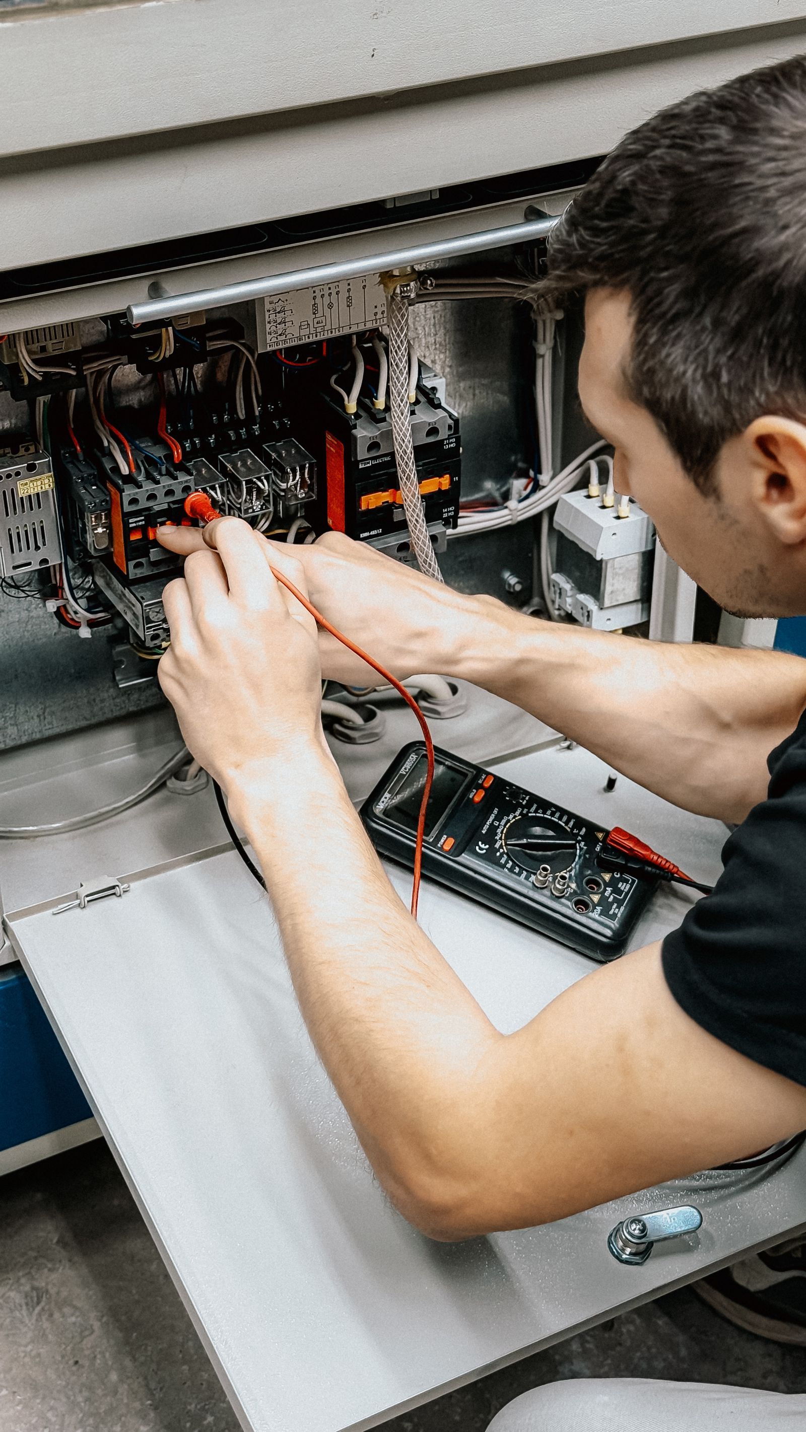 Testing a circuit with a multimeter