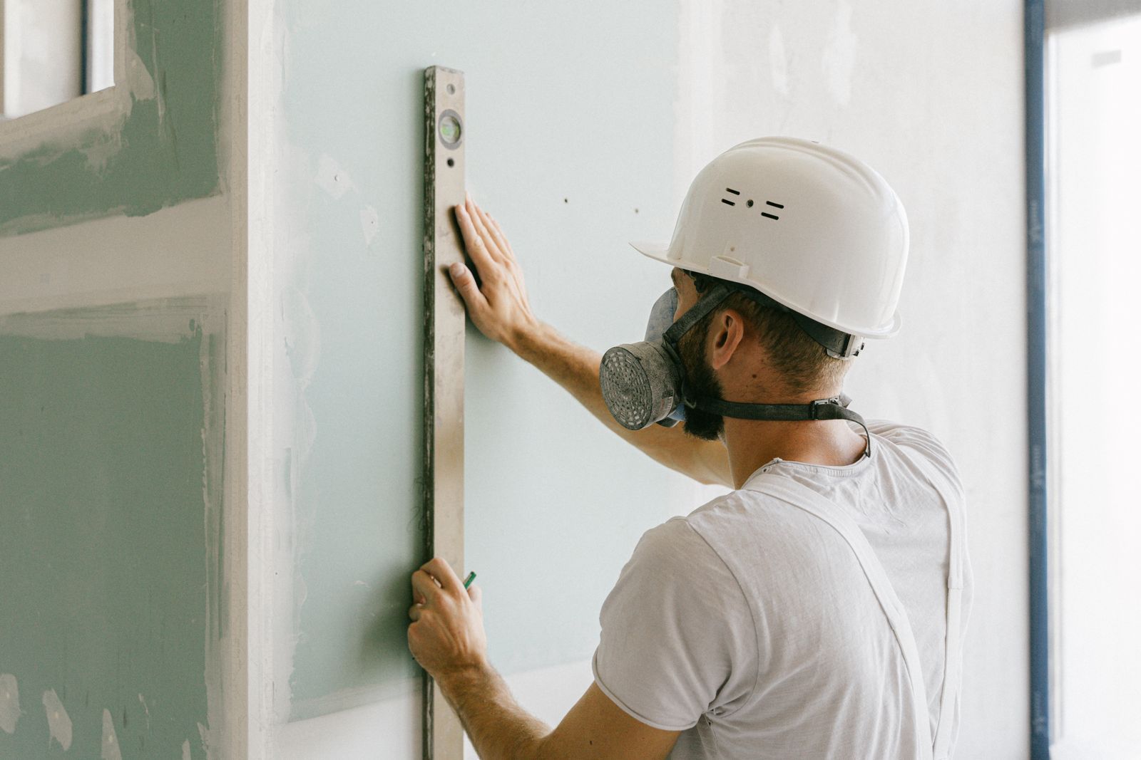 Fixing plasterboard to a stud wall